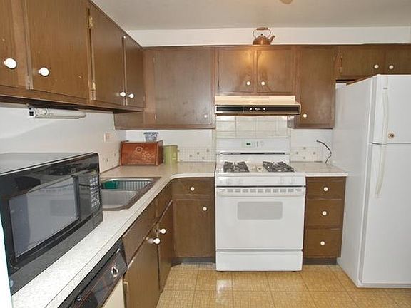 3rd image of 10 Dennis Ct