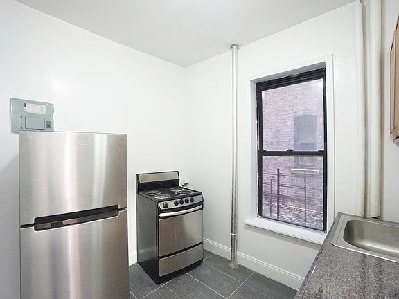 3rd image of 24 Saint Nicholas Pl Floor 1
