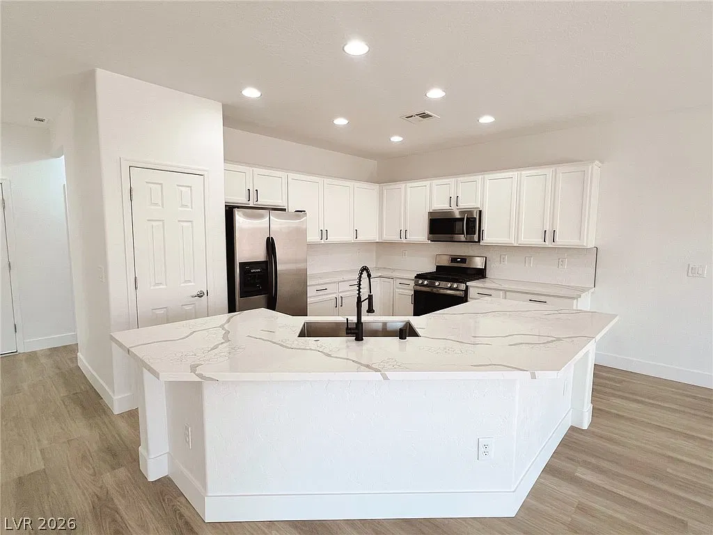3 bed, 2.0 bath, 1570 sqft, $2,325 — Photo 4