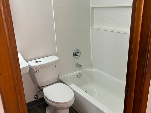 3rd image of 2628 N Hemlock St #6