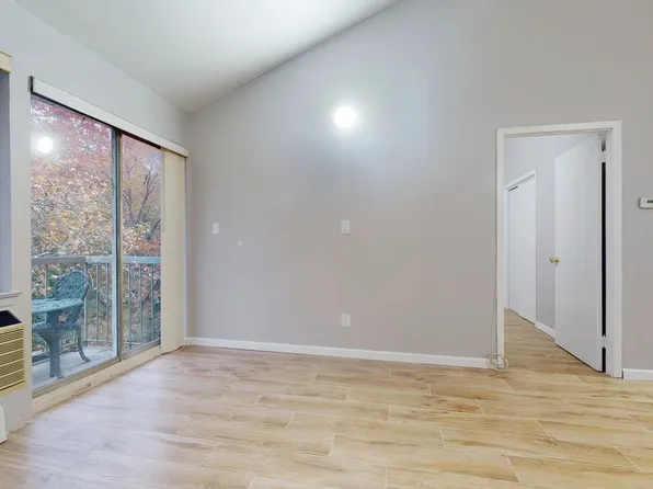 76-16 Grand Cent Parkway image 7 of 21