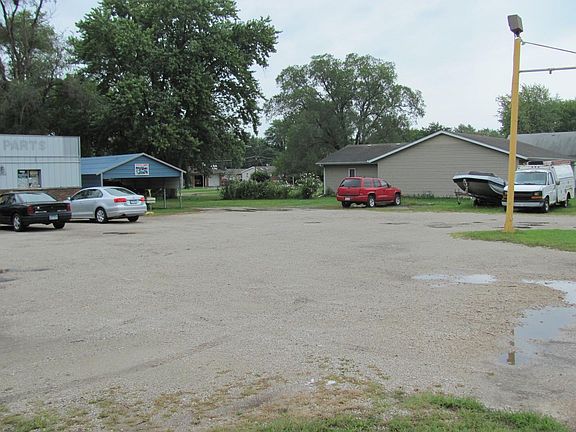 5th image of 860 E Division St