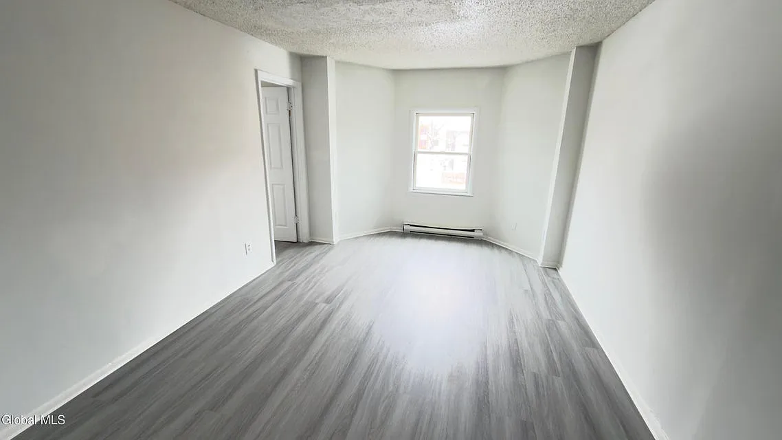 3 bed, 950 sqft, $1,325 — Photo 2