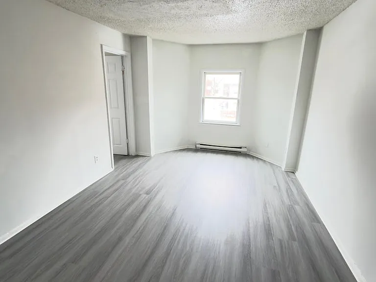 3132 6th Ave #3 — Photo 2