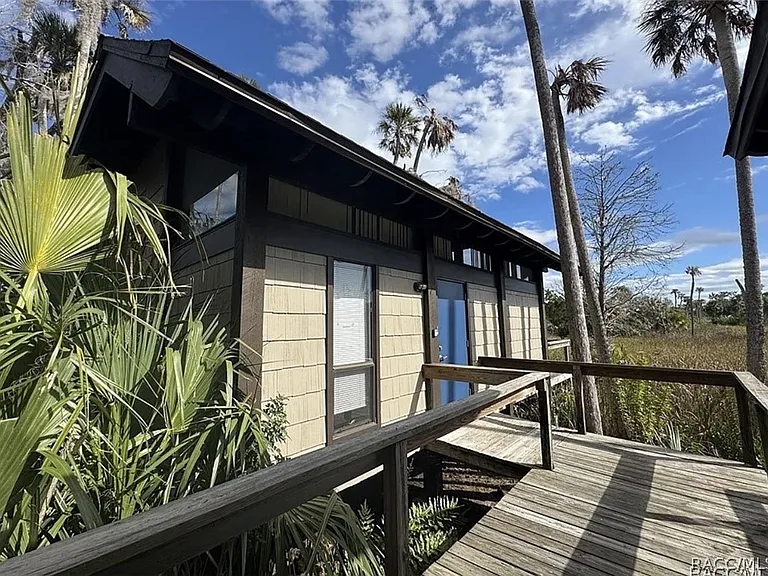 2649 N Seabreeze Point S — Photo 2
