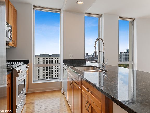 4th image of 1250 S Michigan Ave APT 2207