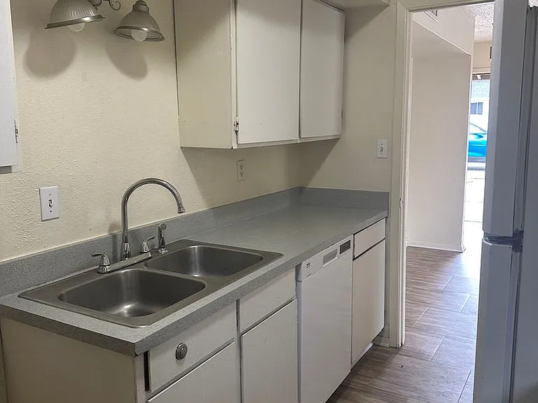 1400D Holleman Dr — Photo 16