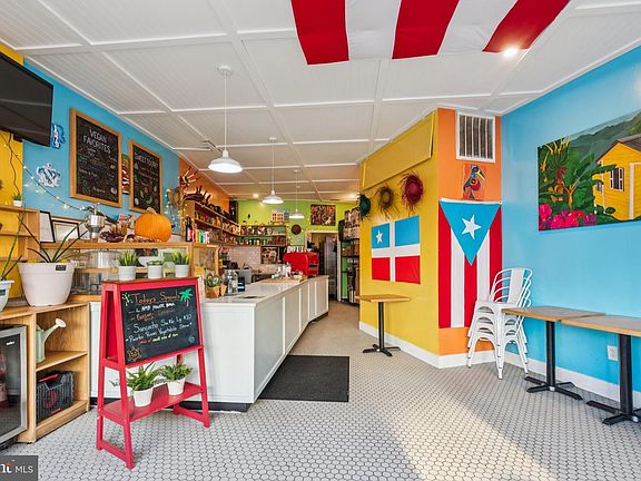 5th image of 2557 Amber St