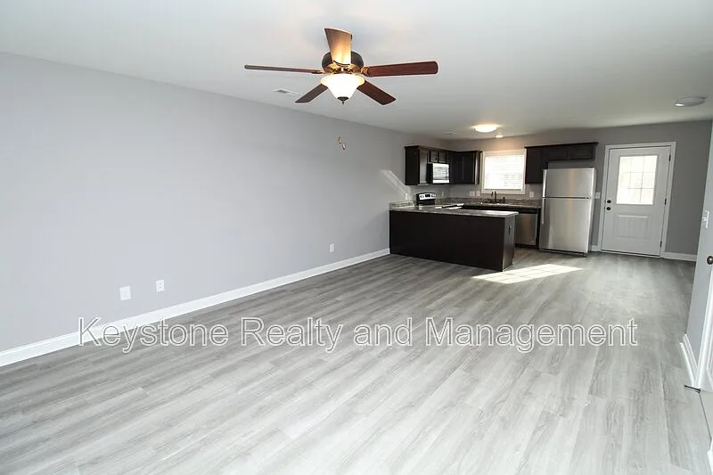 3 bed, 2.5 bath, 1200 sqft, $1,450 — Photo 3