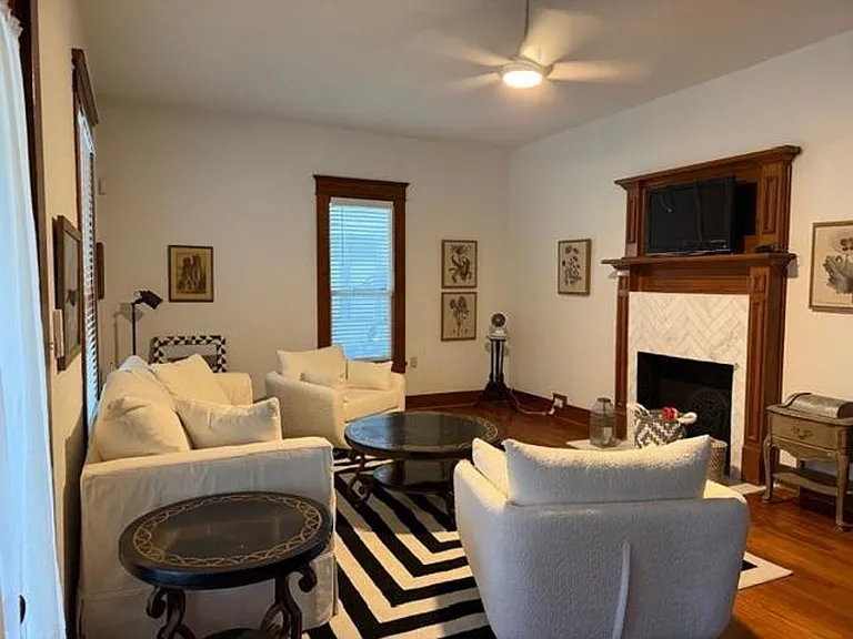 415 W Franklin St — Photo 4