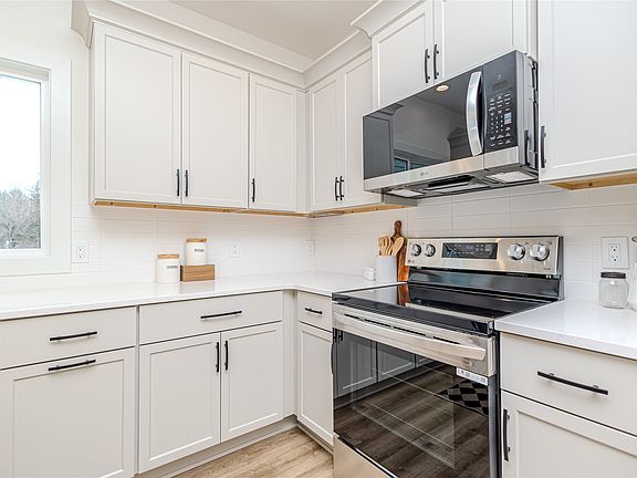 4th image of 305 NW Woodmoor Dr