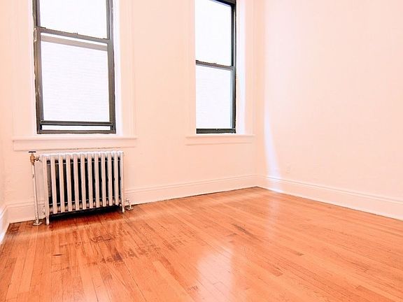 5th image of 10 E 16th St
