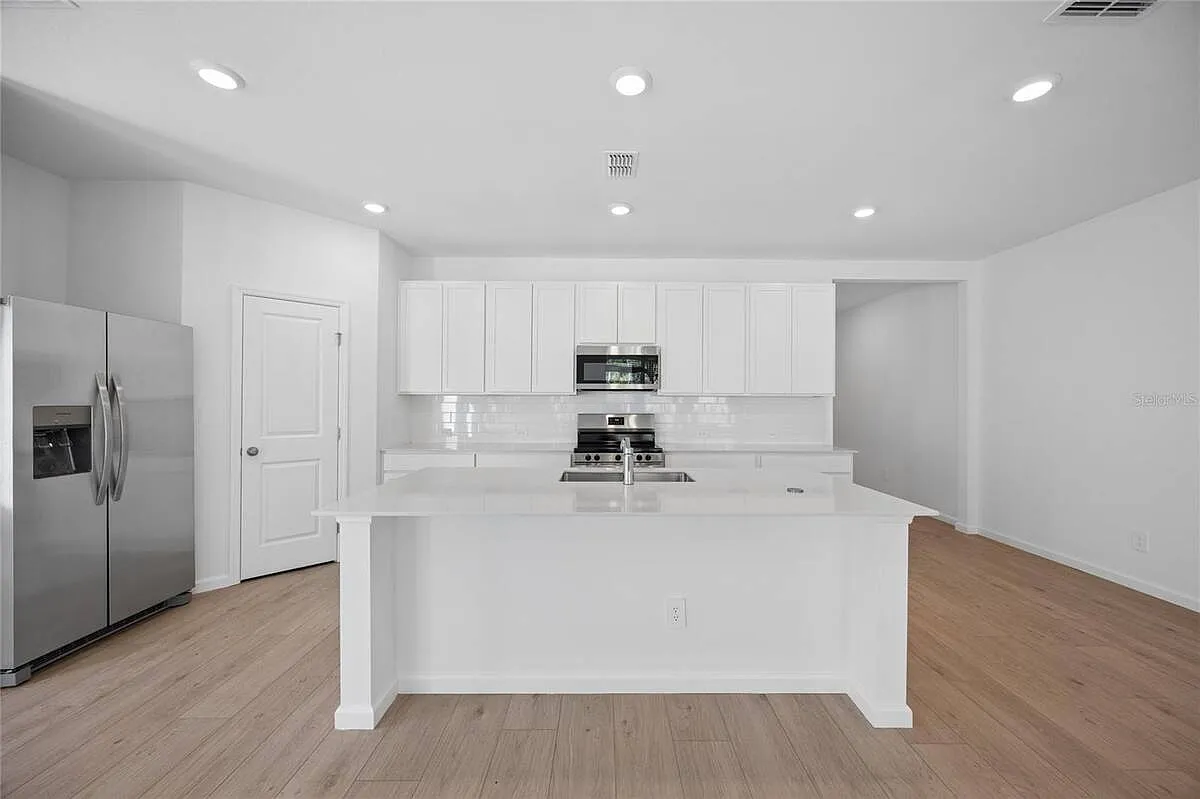 3 bed, 2.0 bath, 1882 sqft, $2,350 — Photo 4