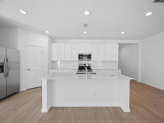 4th image of 5087 Loggia Ln