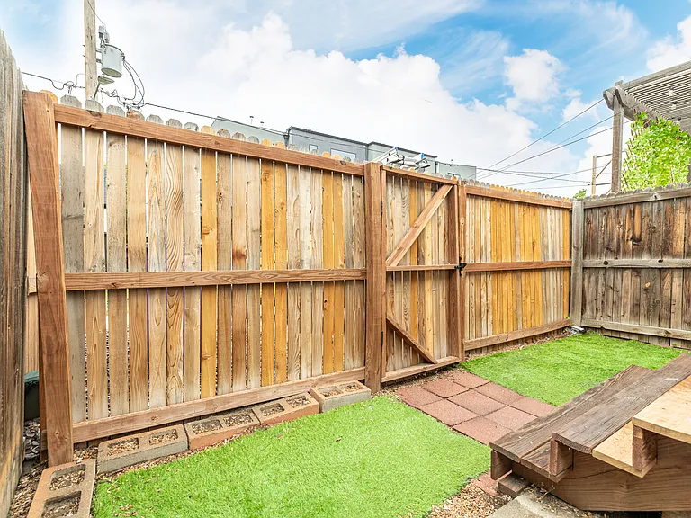 2482 W Argyle Pl — Photo 18