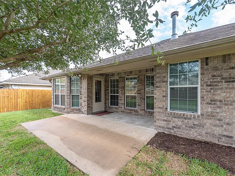 1207 Portsmouth Ct — Photo 29
