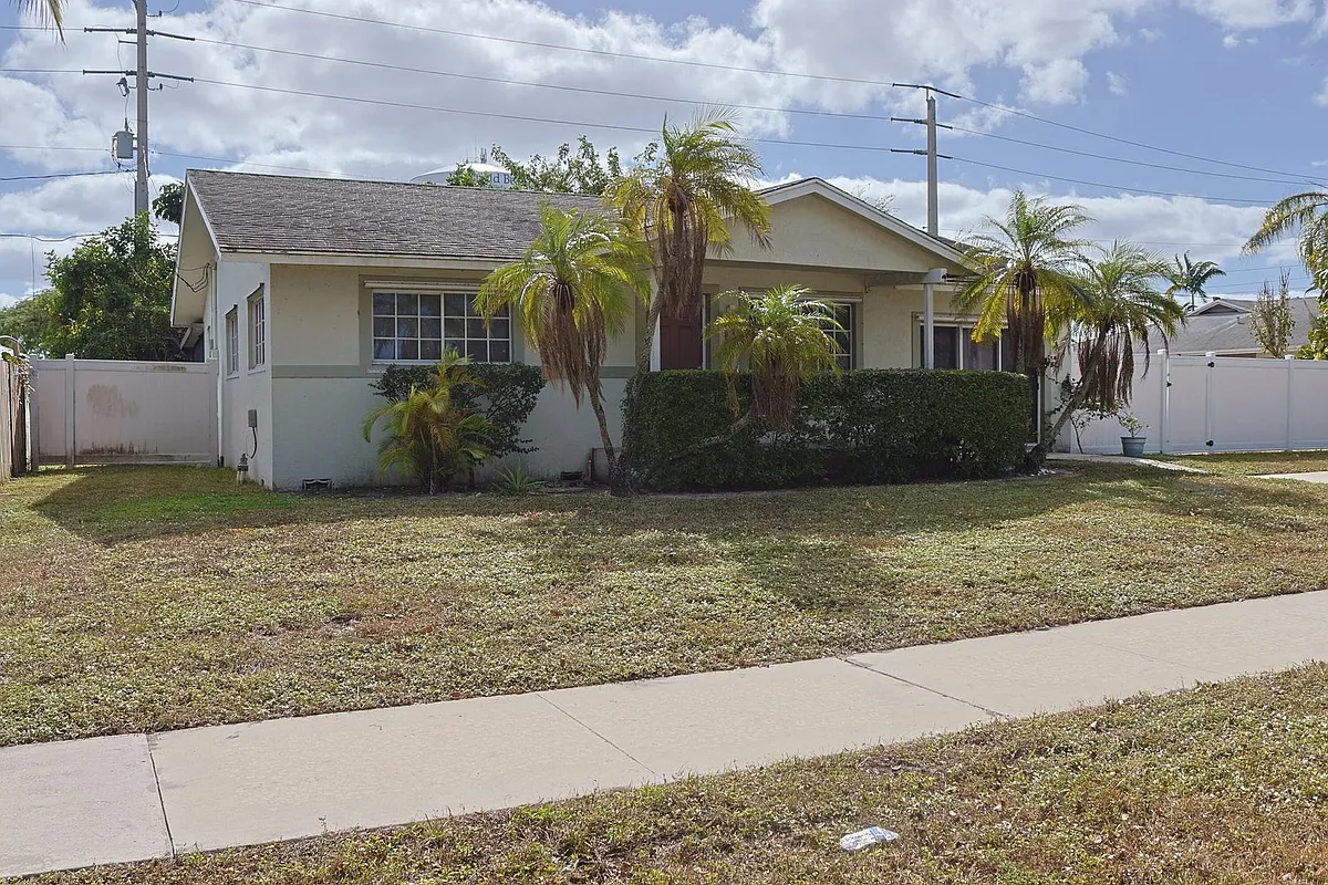 Building Photo - 3470 SW 4th St #3470