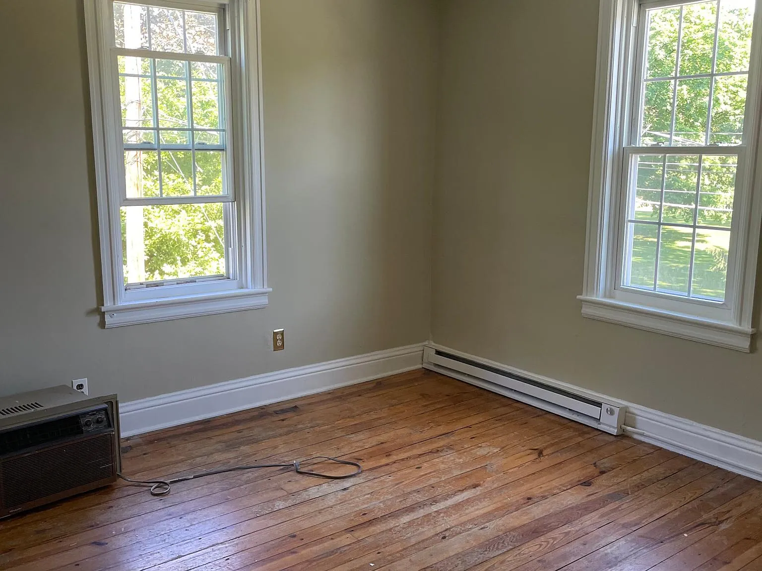 1039 W Linden St — Photo 2