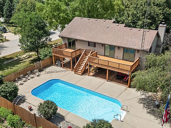 4th image of 1404 Larson St