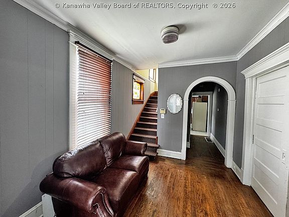 4th image of 629 Virginia St W
