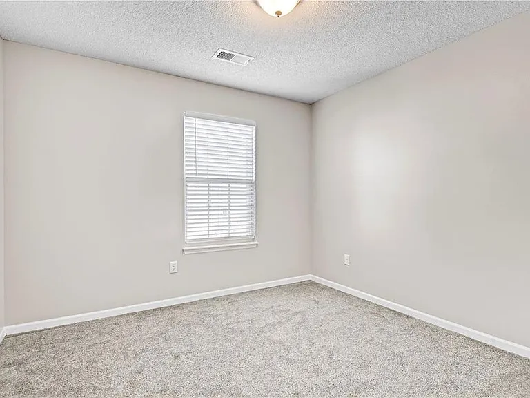 1403 S 5th St E — Photo 15