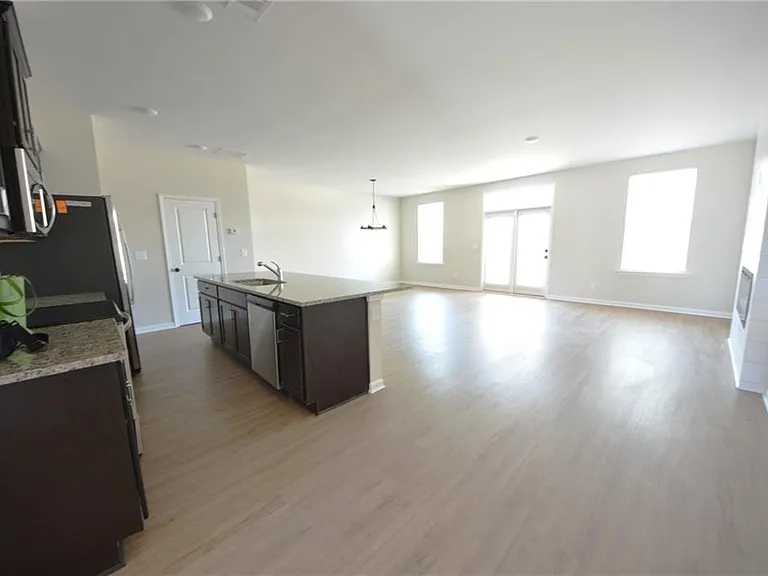 1147 Lucan Ln — Photo 7