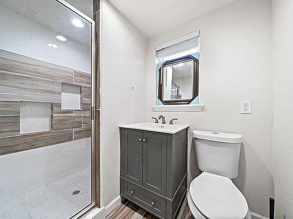 4th image of 909 32nd St
