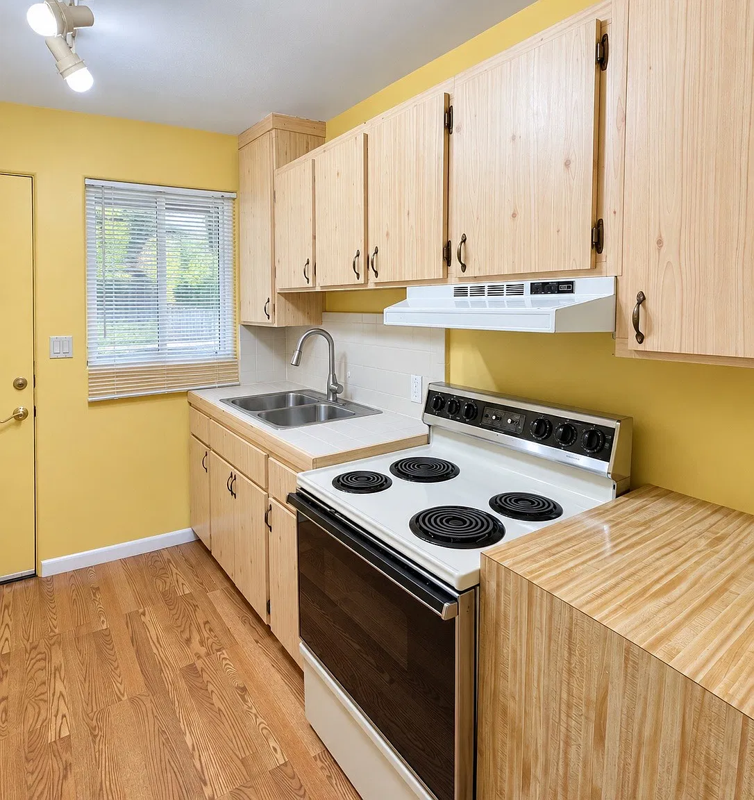 2 bed, 823 sqft, $1,750 — Photo 1