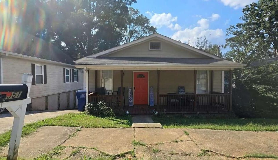 1st image of 951 Violet St SE
