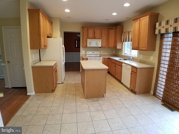 4th image of 1022 Glen Oak Ct
