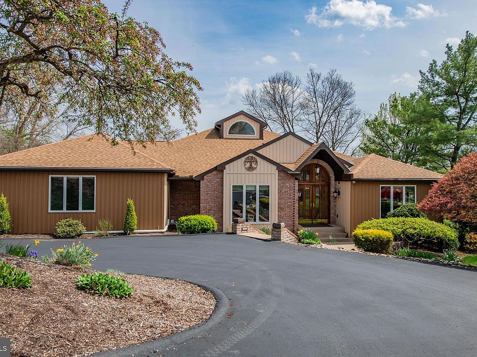 1st image of 3023 Mountain Cres