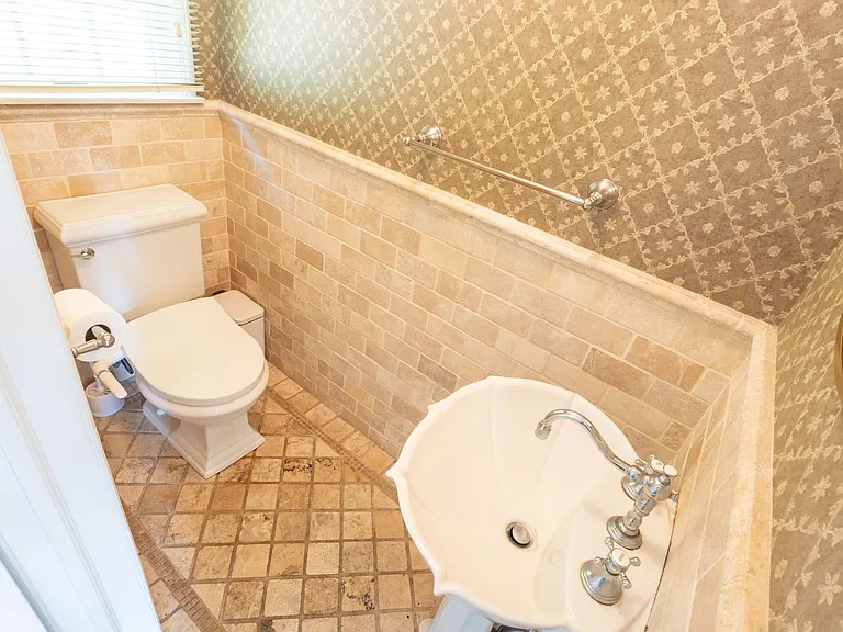 19 Maurice Ln — Photo 6