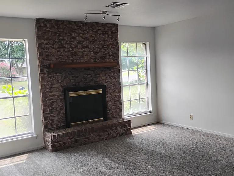 1031 S Brookview Ln — Photo 4