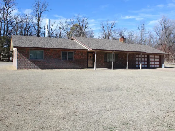 402 N 3rd St, Sharon, OK 73857
