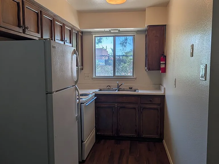 510-512 Valencia Dr SE — Photo 4