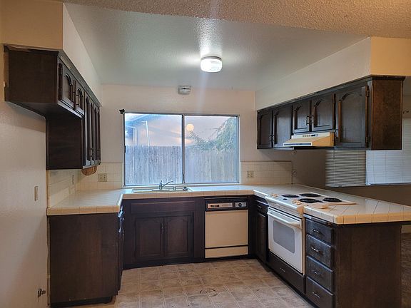 5th image of 744 W Dorothea Ave