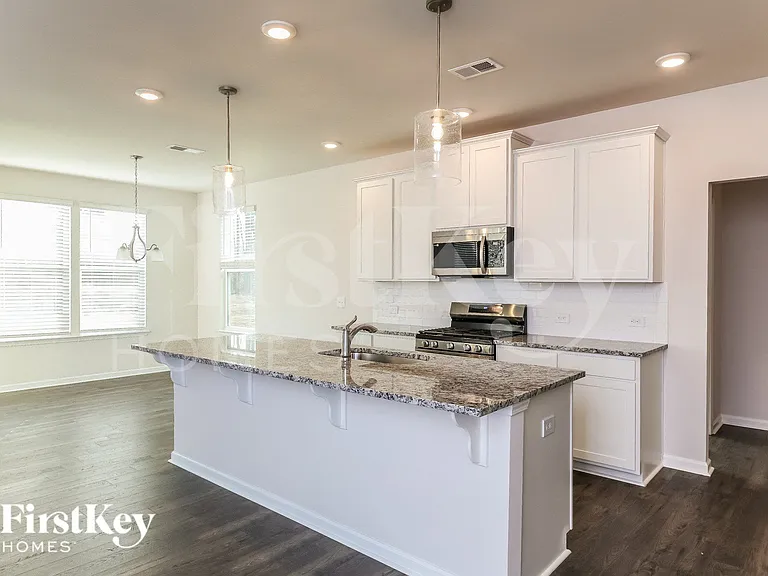 558 Hillpark Ln — Photo 6