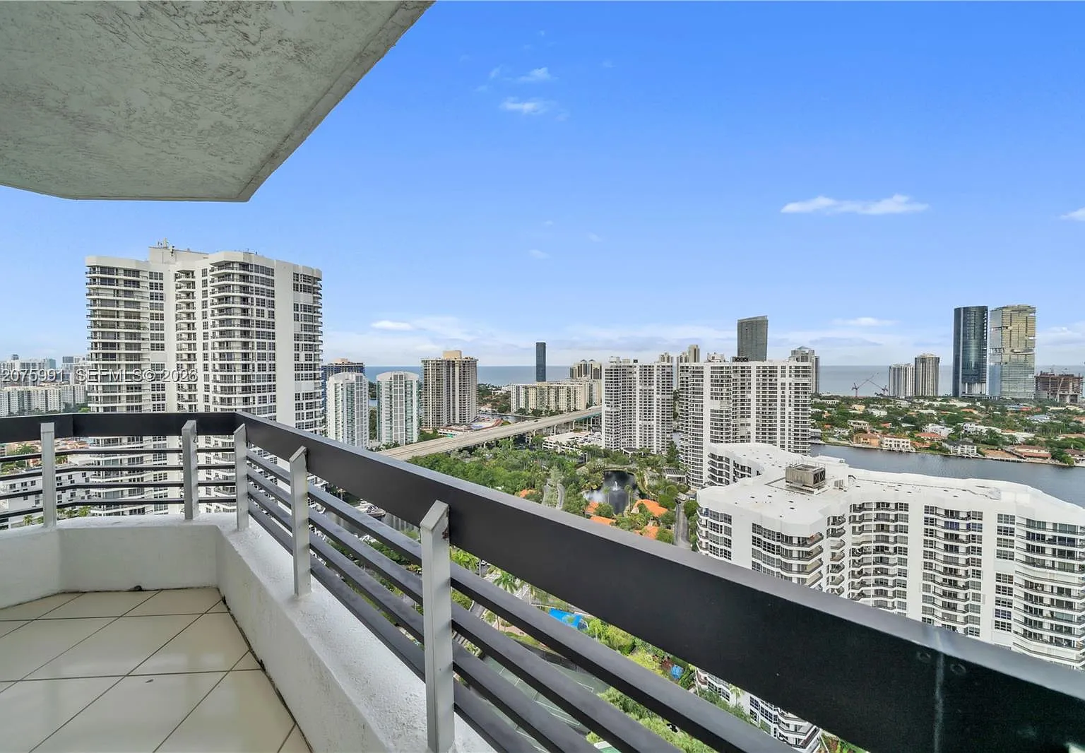 Mystic Pointe Tower 500 C — Photo 3