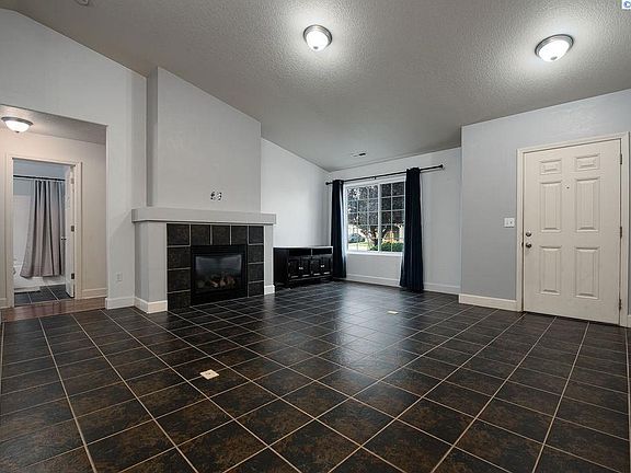 4th image of 4412 Monterey Dr