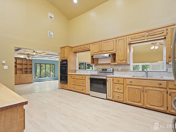 5th image of 109 Fresh Ponds Rd