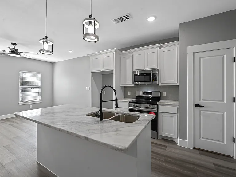 527 W Walker St — Photo 22