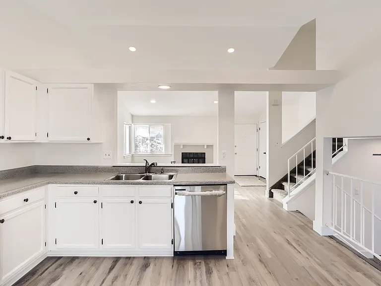 2046 Sumac St — Photo 10