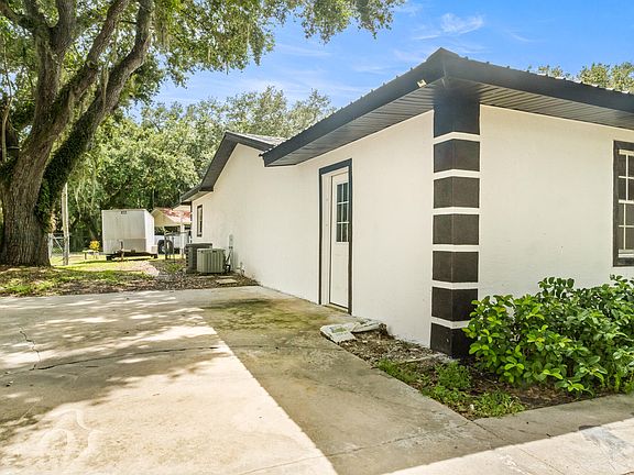3rd image of 2428 SW 18TH Court