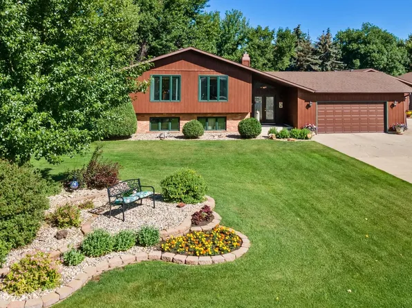 2424 SW Brookside Dr, Minot, ND 58701