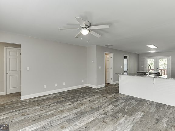 5th image of 175 Melrose St