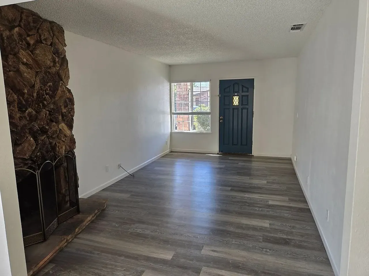 2 bed, 923 sqft, $1,790 — Photo 2