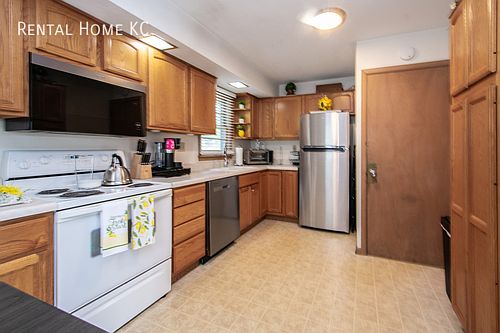 5th image of 8416 Lowell Ave