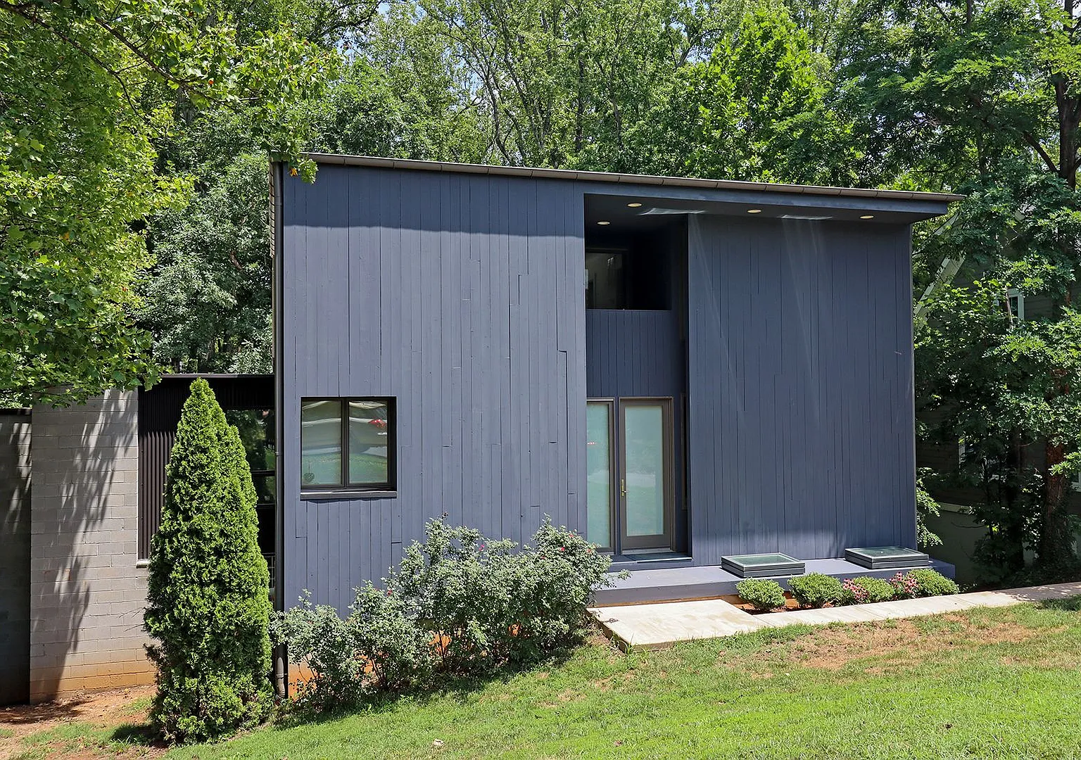 Spacious Contemporary Home Near Downtown & UVA - Pets Are Welcome! — Photo 1