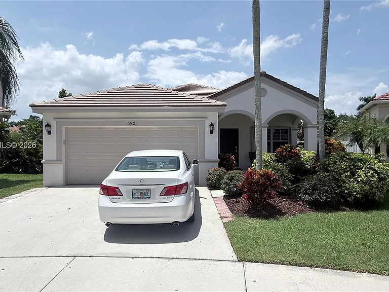 692 Maplewood Ct — Photo 1