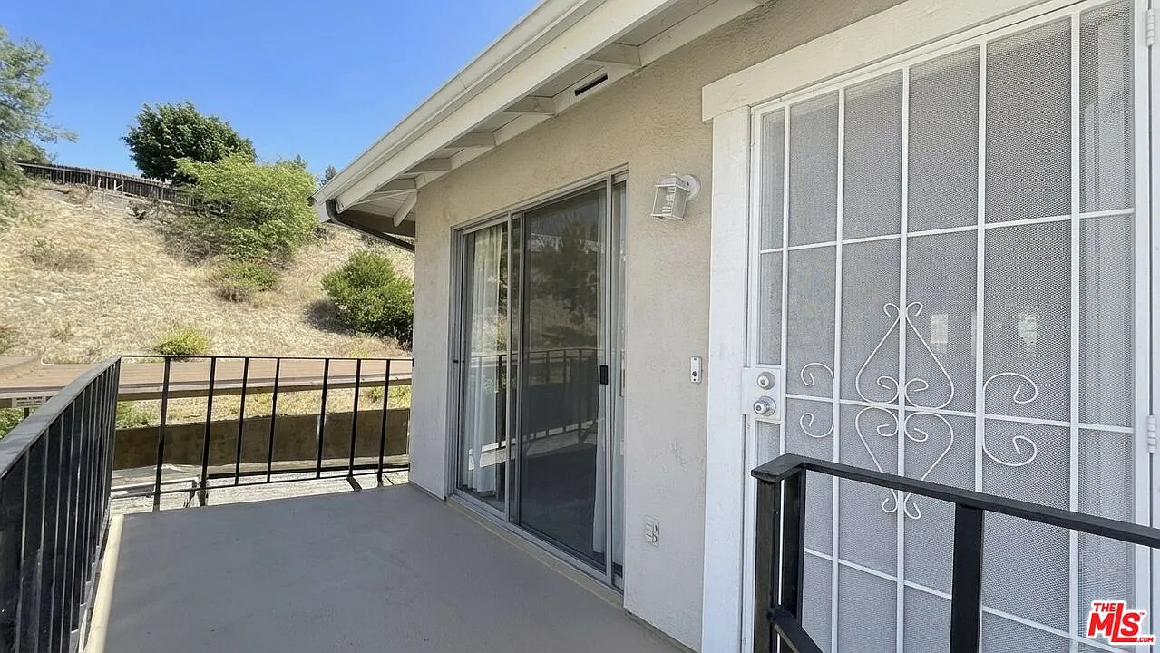 2 bed, 2.0 bath, 877 sqft, $2,450 — Photo 3